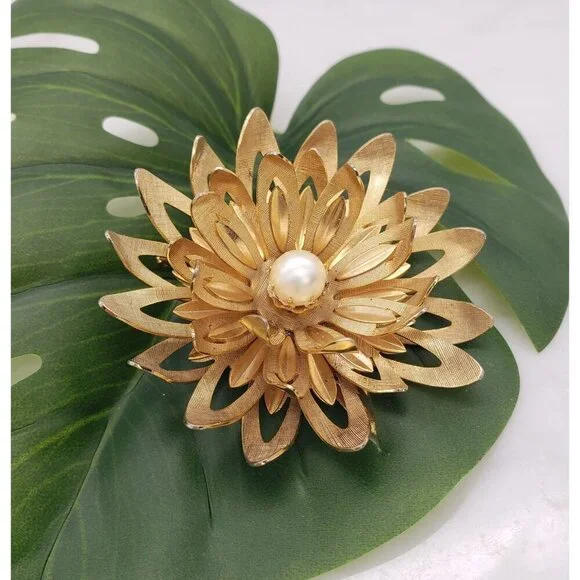Vtg 1960s Emmons Goldtone Blooming Dahlia Flower Petal Brooch Faux Pearl Center - Picture 1 of 14